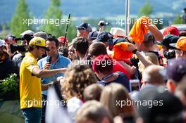 Carlos Sainz Jr (ESP) Renault Sport F1 Team with fans. 01.07.2018. Formula 1 World Championship, Rd 9, Austrian Grand Prix, Spielberg, Austria, Race Day.