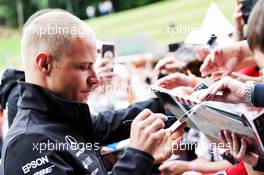 Valtteri Bottas (FIN) Mercedes AMG F1 signs autographs for the fans. 28.06.2018. Formula 1 World Championship, Rd 9, Austrian Grand Prix, Spielberg, Austria, Preparation Day.