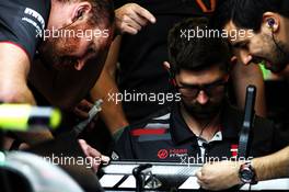 Haas F1 Team mechanics. 27.04.2018. Formula 1 World Championship, Rd 4, Azerbaijan Grand Prix, Baku Street Circuit, Azerbaijan, Practice Day.