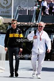 Nico Hulkenberg (GER) Renault Sport F1 Team with his father Oleg Hulkenberg (GER). 27.04.2018. Formula 1 World Championship, Rd 4, Azerbaijan Grand Prix, Baku Street Circuit, Azerbaijan, Practice Day.