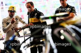 Carlos Sainz Jr (ESP) Renault Sport F1 Team with Karel Loos (BEL) Renault Sport F1 Team Race Engineer. 27.04.2018. Formula 1 World Championship, Rd 4, Azerbaijan Grand Prix, Baku Street Circuit, Azerbaijan, Practice Day.