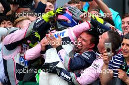 Sergio Perez (MEX) Sahara Force India F1 VJM11 and Force India mechanics celebrate. 29.04.2018. Formula 1 World Championship, Rd 4, Azerbaijan Grand Prix, Baku Street Circuit, Azerbaijan, Race Day.