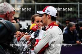 Charles Leclerc (MON) Sauber F1 Team with the media. 29.04.2018. Formula 1 World Championship, Rd 4, Azerbaijan Grand Prix, Baku Street Circuit, Azerbaijan, Race Day.
