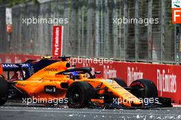 Fernando Alonso (ESP) McLaren MCL33 with damage at the start of the race. 29.04.2018. Formula 1 World Championship, Rd 4, Azerbaijan Grand Prix, Baku Street Circuit, Azerbaijan, Race Day.