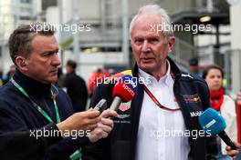 Dr Helmut Marko (AUT) Red Bull Motorsport Consultant with Craig Slater (GBR) Sky F1 Reporter. 29.04.2018. Formula 1 World Championship, Rd 4, Azerbaijan Grand Prix, Baku Street Circuit, Azerbaijan, Race Day.