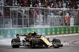 Carlos Sainz Jr (ESP) Renault Sport F1 Team RS18 locks up under braking. 29.04.2018. Formula 1 World Championship, Rd 4, Azerbaijan Grand Prix, Baku Street Circuit, Azerbaijan, Race Day.
