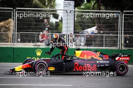 Daniel Ricciardo (AUS) Red Bull Racing RB14 retired from the race. 29.04.2018. Formula 1 World Championship, Rd 4, Azerbaijan Grand Prix, Baku Street Circuit, Azerbaijan, Race Day.