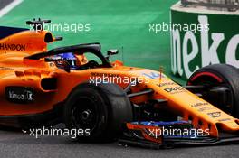 Fernando Alonso (ESP) McLaren MCL33 with a puncture. 29.04.2018. Formula 1 World Championship, Rd 4, Azerbaijan Grand Prix, Baku Street Circuit, Azerbaijan, Race Day.