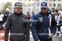 Fernando Alonso (ESP) McLaren F1 and Sergio Perez (MEX) Sahara Force India F1   29.04.2018. Formula 1 World Championship, Rd 4, Azerbaijan Grand Prix, Baku Street Circuit, Azerbaijan, Race Day.