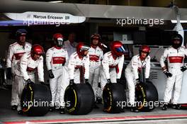 Sauber F1 Team mechanics practice a pit stop. 29.04.2018. Formula 1 World Championship, Rd 4, Azerbaijan Grand Prix, Baku Street Circuit, Azerbaijan, Race Day.