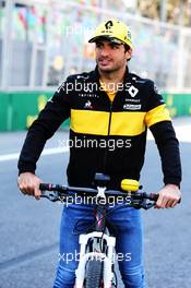 Carlos Sainz Jr (ESP) Renault Sport F1 Team rides the circuit. 26.04.2018. Formula 1 World Championship, Rd 4, Azerbaijan Grand Prix, Baku Street Circuit, Azerbaijan, Preparation Day.