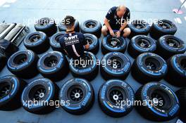 Sahara Force India F1 Team mechanics with Pirelli tyres. 26.04.2018. Formula 1 World Championship, Rd 4, Azerbaijan Grand Prix, Baku Street Circuit, Azerbaijan, Preparation Day.