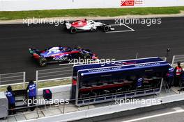 Marcus Ericsson (SWE) Sauber C37 and Brendon Hartley (NZL) Scuderia Toro Rosso STR13 practice a start. 26.02.2018. Formula One Testing, Day One, Barcelona, Spain. Monday.