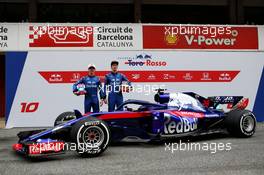 (L to R): Pierre Gasly (FRA) Scuderia Toro Rosso and Brendon Hartley (NZL) Scuderia Toro Rosso with the Scuderia Toro Rosso STR13. 26.02.2018. Formula One Testing, Day One, Barcelona, Spain. Monday.