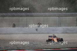 Fernando Alonso (ESP) McLaren MCL33 spins into the gravel with a wheel missing. 26.02.2018. Formula One Testing, Day One, Barcelona, Spain. Monday.