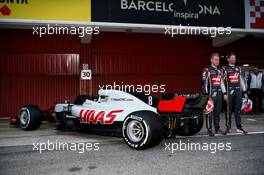 (L to R): Kevin Magnussen (DEN) Haas F1 Team and Romain Grosjean (FRA) Haas F1 Team reveal the Haas VF-18. 26.02.2018. Formula One Testing, Day One, Barcelona, Spain. Monday.