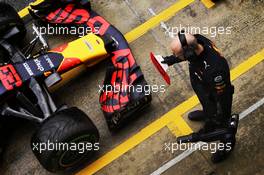 Red Bull Racing mechanic with brakes sign for Max Verstappen (NLD) Red Bull Racing RB13. 01.03.2018. Formula One Testing, Day Four, Barcelona, Spain. Thursday.