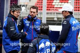 Pierre Gasly (FRA) Scuderia Toro Rosso with engineers. 27.02.2018. Formula One Testing, Day Two, Barcelona, Spain. Tuesday.