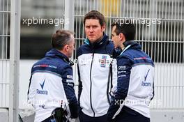 Paddy Lowe (GBR) Williams Chief Technical Officer (Left) and Rob Smedley (GBR) Williams Head of Vehicle Performance (Centre). 27.02.2018. Formula One Testing, Day Two, Barcelona, Spain. Tuesday.