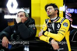 Carlos Sainz Jr (ESP) Renault Sport F1 Team with his father Carlos Sainz (ESP). 27.02.2018. Formula One Testing, Day Two, Barcelona, Spain. Tuesday.