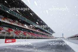 Snow falls at the ciruiit. 28.02.2018. Formula One Testing, Day Three, Barcelona, Spain. Wednesday.