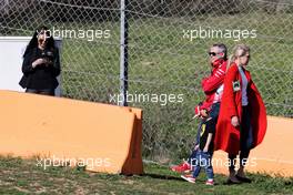 Minttu Raikkonen (FIN) (Left) with son Robin.  09.03.2018. Formula One Testing, Day Four, Barcelona, Spain. Friday.