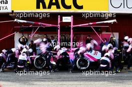 Esteban Ocon (FRA) Sahara Force India F1 VJM11 practices a pit stop. 09.03.2018. Formula One Testing, Day Four, Barcelona, Spain. Friday.