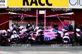 Esteban Ocon (FRA) Sahara Force India F1 VJM11 practices a pit stop. 09.03.2018. Formula One Testing, Day Four, Barcelona, Spain. Friday.