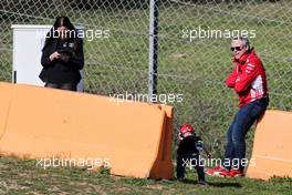 Minttu Raikkonen (FIN) (Left) with son Robin.  09.03.2018. Formula One Testing, Day Four, Barcelona, Spain. Friday.