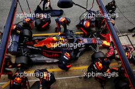 Max Verstappen (NLD) Red Bull Racing RB13 practices a pit stop. 08.03.2018. Formula One Testing, Day Three, Barcelona, Spain. Thursday.