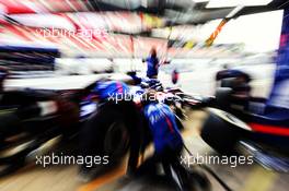 Pierre Gasly (FRA) Scuderia Toro Rosso STR13 practices a pit stop. 08.03.2018. Formula One Testing, Day Three, Barcelona, Spain. Thursday.