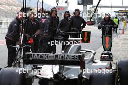 Kevin Magnussen (DEN) Haas VF-18 practices a pit stop. 08.03.2018. Formula One Testing, Day Three, Barcelona, Spain. Thursday.