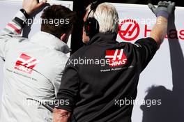 Haas F1 Team mechanics. 06.03.2018. Formula One Testing, Day One, Barcelona, Spain. Tuesday.