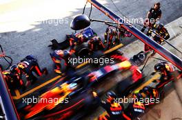 Daniel Ricciardo (AUS) Red Bull Racing RB14 practices a pit stop. 07.03.2018. Formula One Testing, Day Two, Barcelona, Spain. Wednesday.