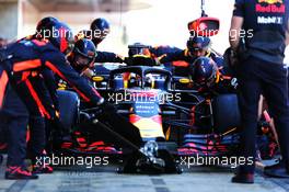 Daniel Ricciardo (AUS) Red Bull Racing RB14 practices a pit stop. 07.03.2018. Formula One Testing, Day Two, Barcelona, Spain. Wednesday.