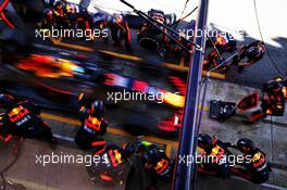 Daniel Ricciardo (AUS) Red Bull Racing RB14 practices a pit stop. 07.03.2018. Formula One Testing, Day Two, Barcelona, Spain. Wednesday.