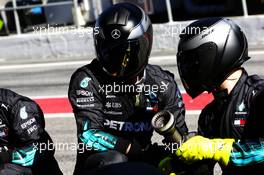 Mercedes AMG F1 mechanics practice a pit stop. 07.03.2018. Formula One Testing, Day Two, Barcelona, Spain. Wednesday.