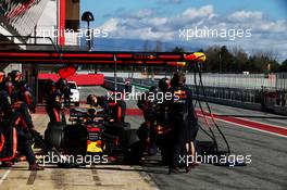 Daniel Ricciardo (AUS) Red Bull Racing RB14 practices a pit stop. 07.03.2018. Formula One Testing, Day Two, Barcelona, Spain. Wednesday.