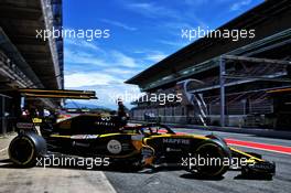 Carlos Sainz Jr (ESP) Renault Sport F1 Team RS18 leaves the pits. 15.05.2018. Formula One In Season Testing, Day One, Barcelona, Spain. Tuesday.