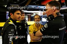 (L to R): Carlos Sainz Jr (ESP) Renault Sport F1 Team with Jack Aitken (GBR) / (KOR) Renault Sport F1 Team Test and Reserve Driver; Ciaron Pilbeam (GBR) Renault Sport F1 Team Chief Race Engineer; and Alan Permane (GBR) Renault Sport F1 Team Trackside Operations Director. 15.05.2018. Formula One In Season Testing, Day One, Barcelona, Spain. Tuesday.