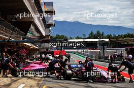 (L to R): Nicholas Latifi (CDN) Sahara Force India F1 VJM11 Development Driver and George Russell (GBR) Sahara Force India F1 VJM11 Test Driver in the pits. 15.05.2018. Formula One In Season Testing, Day One, Barcelona, Spain. Tuesday.