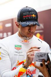 Jake Dennis (GBR) Red Bull Racing Test Driver signs autographs for the fans. 16.05.2018. Formula One In Season Testing, Day Two, Barcelona, Spain. Wednesday.