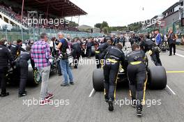 Renault Mechanics pushing the car down the grid. 26.08.2018. Formula 1 World Championship, Rd 13, Belgian Grand Prix, Spa Francorchamps, Belgium, Race Day.