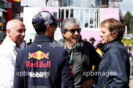 Pasquale Lattuneddu (ITA) (Centre) with Daniel Ricciardo (AUS) Red Bull Racing and Michael Schmidt (GER) Journalist (Right). 25.08.2018. Formula 1 World Championship, Rd 13, Belgian Grand Prix, Spa Francorchamps, Belgium, Qualifying Day.