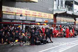 Daniel Ricciardo (AUS) Red Bull Racing RB14 makes a pit stop. 25.08.2018. Formula 1 World Championship, Rd 13, Belgian Grand Prix, Spa Francorchamps, Belgium, Qualifying Day.