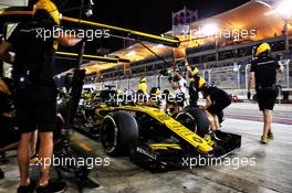 Nico Hulkenberg (GER) Renault Sport F1 Team RS18 practices a pit stop. 06.04.2018. Formula 1 World Championship, Rd 2, Bahrain Grand Prix, Sakhir, Bahrain, Practice Day