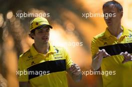 (L to R): Carlos Sainz Jr (ESP) Renault Sport F1 Team with Alan Permane (GBR) Renault Sport F1 Team Trackside Operations Director. 06.04.2018. Formula 1 World Championship, Rd 2, Bahrain Grand Prix, Sakhir, Bahrain, Practice Day