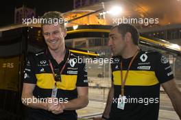 (L to R): Nico Hulkenberg (GER) Renault Sport F1 Team with Cyril Abiteboul (FRA) Renault Sport F1 Managing Director. 06.04.2018. Formula 1 World Championship, Rd 2, Bahrain Grand Prix, Sakhir, Bahrain, Practice Day