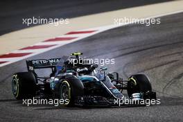 Valtteri Bottas (FIN) Mercedes AMG F1 W09 locks up under braking. 06.04.2018. Formula 1 World Championship, Rd 2, Bahrain Grand Prix, Sakhir, Bahrain, Practice Day