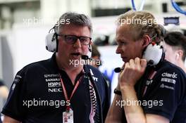 (L to R): Otmar Szafnauer (USA) Sahara Force India F1 Chief Operating Officer with Andrew Green (GBR) Sahara Force India F1 Team Technical Director. 06.04.2018. Formula 1 World Championship, Rd 2, Bahrain Grand Prix, Sakhir, Bahrain, Practice Day